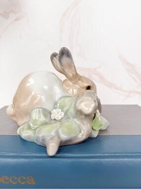 Retired Lladro Porcelain Woodland Bunny Rabbit Figurine #4472 aka “Bunny Eating”